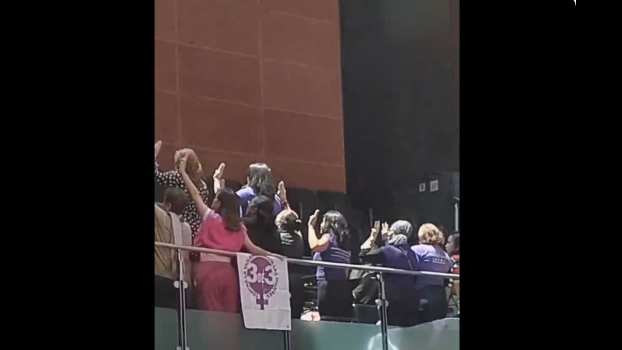 Mujeres dan la espalda a Fernández Noroña durante sesión de la Ley 3 de 3