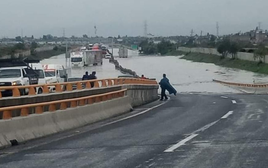 Lluvia afecta varios puntos del Circuito Exterior Mexiquense