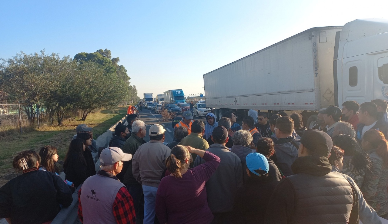 Manifestantes bloquean el Circuito Exterior Mexiquense