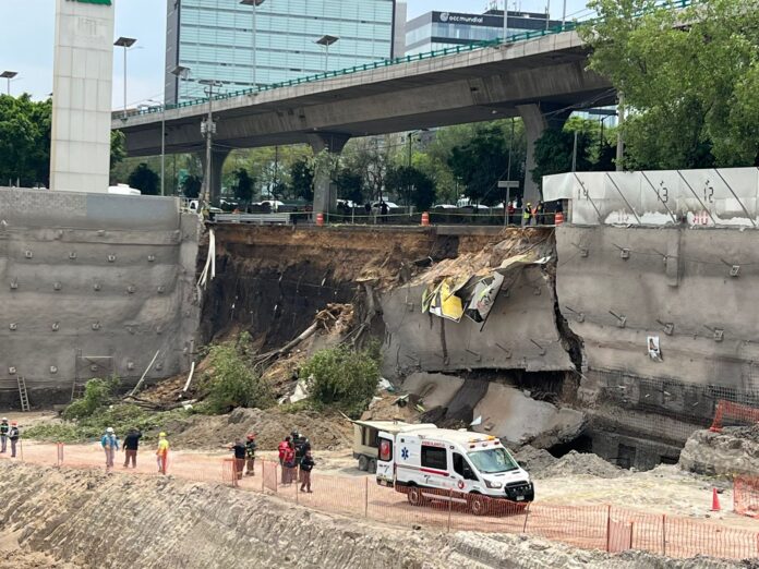 Cuerpos de Protección Civil y Seguridad de Tlalnepantla atienden el derrumbe de un talud en una obra privada