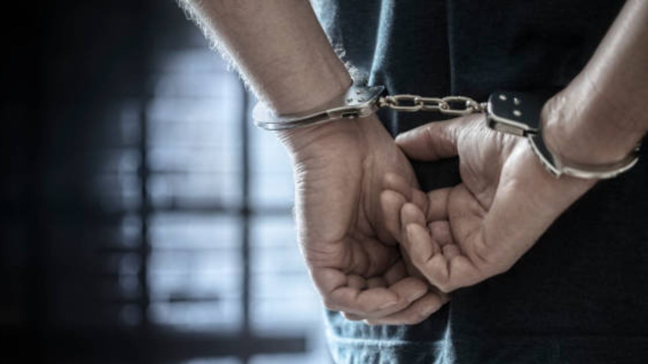 Detienen a sujeto por tocar de forma obscena a joven abordo de un autobús