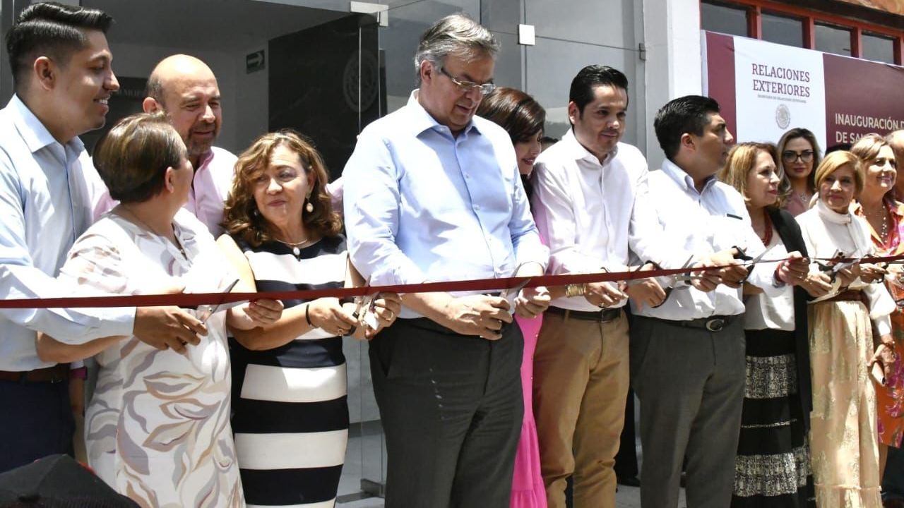 Ebrard inaugura innovadora oficina de la SRE en Salamanca