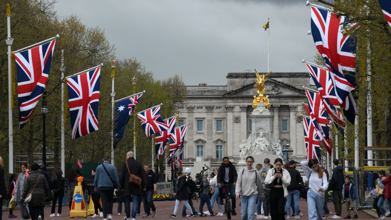 Detienen a sujeto armado frente al Palacio de Buckingham