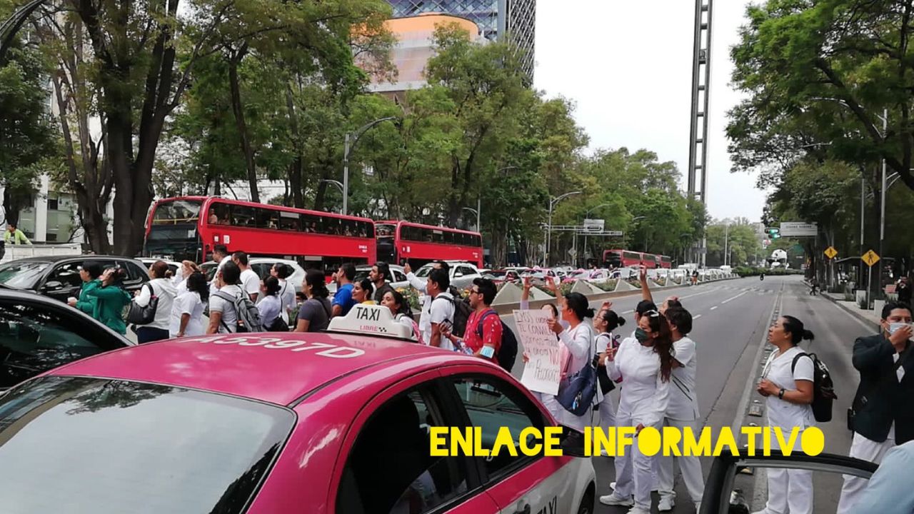 Enfermeros y enfermeras bloquean Paseo de la Reforma