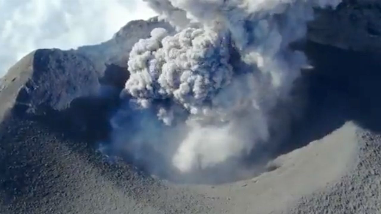 Dron de la Semar capta impresionantes imágenes del cráter del Popocatépetl