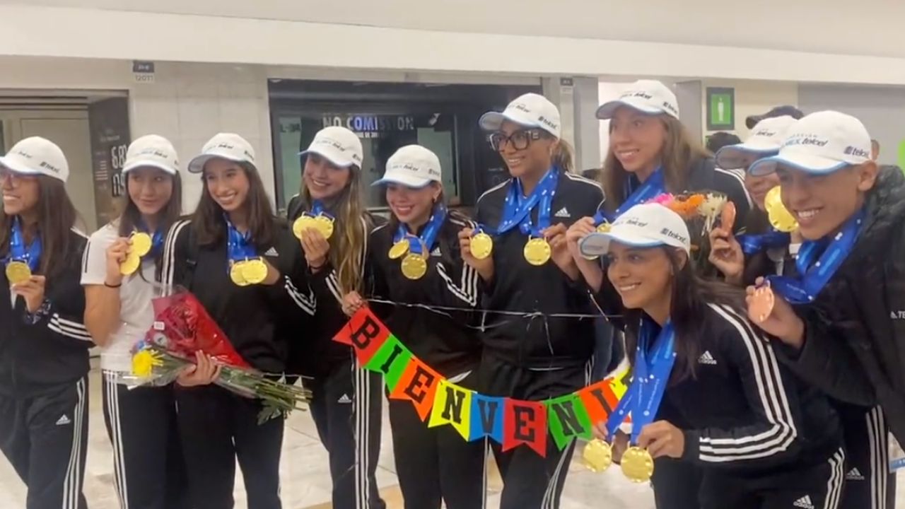 Seleccionadas mexicanas de natación reciben emotiva recepción en el AICM