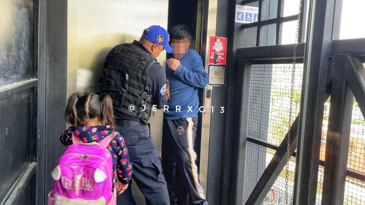 Niños quedan atrapados en elevador del Metrobús