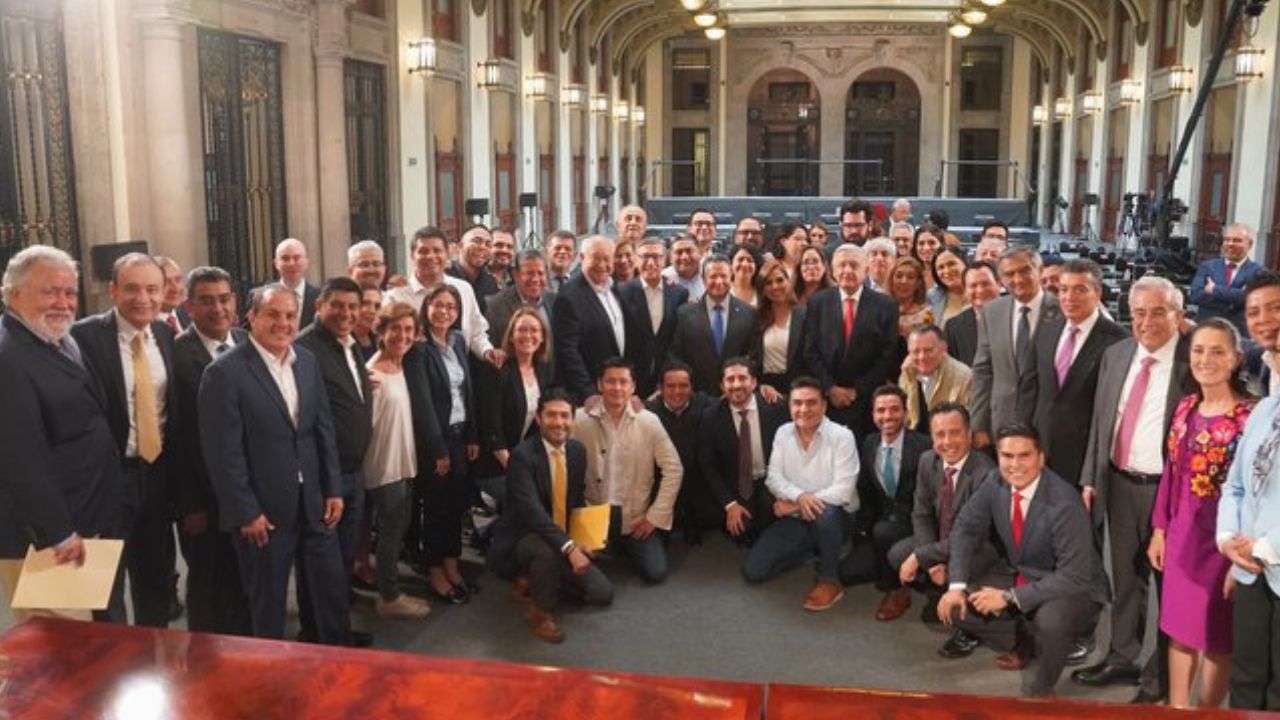 AMLO llama a gobernadores de la 4T a mantener ritmo en entrega de programas sociales