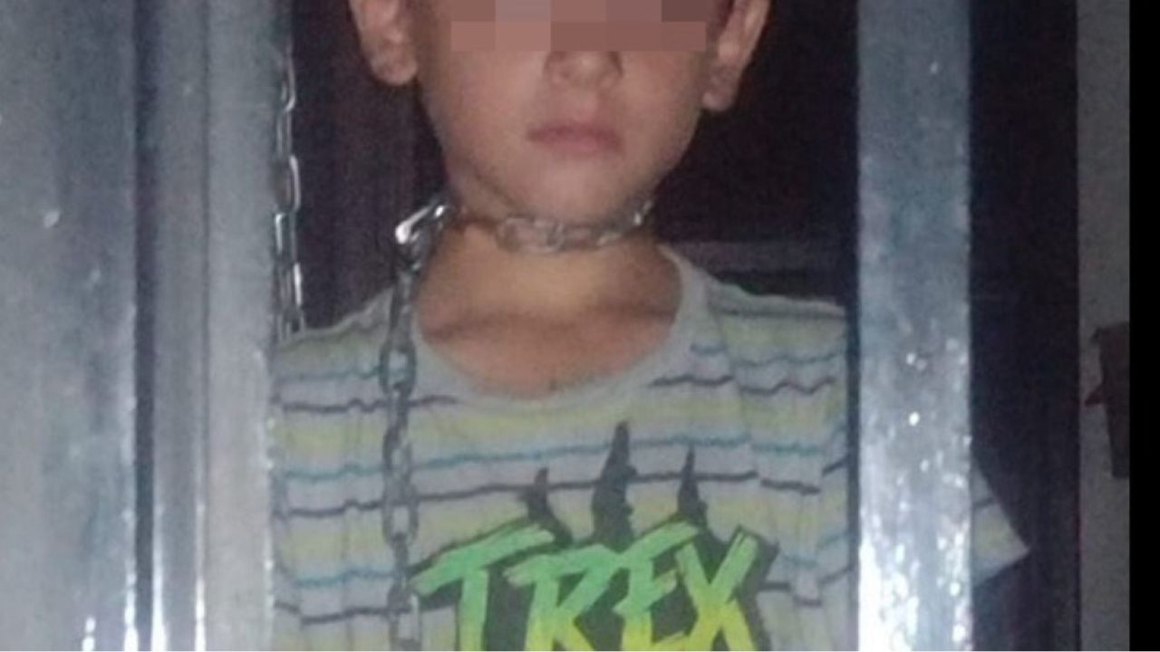Vecinos rescatan a menor que dejaron encadenado en Tabasco