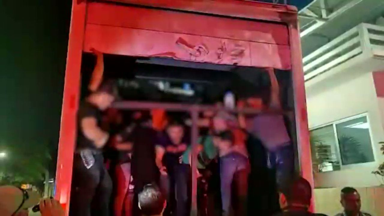 Rescatan a 174 migrantes de camión de carga en Chiapa de Corzo