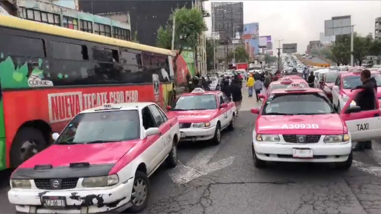 Taxistas bloquean diversas calles y avenidas de CDMX; el Zócalo es su destino final