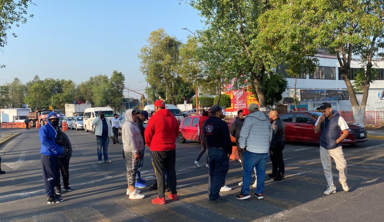 Taxistas provocan afectaciones viales en Tlalnepantla