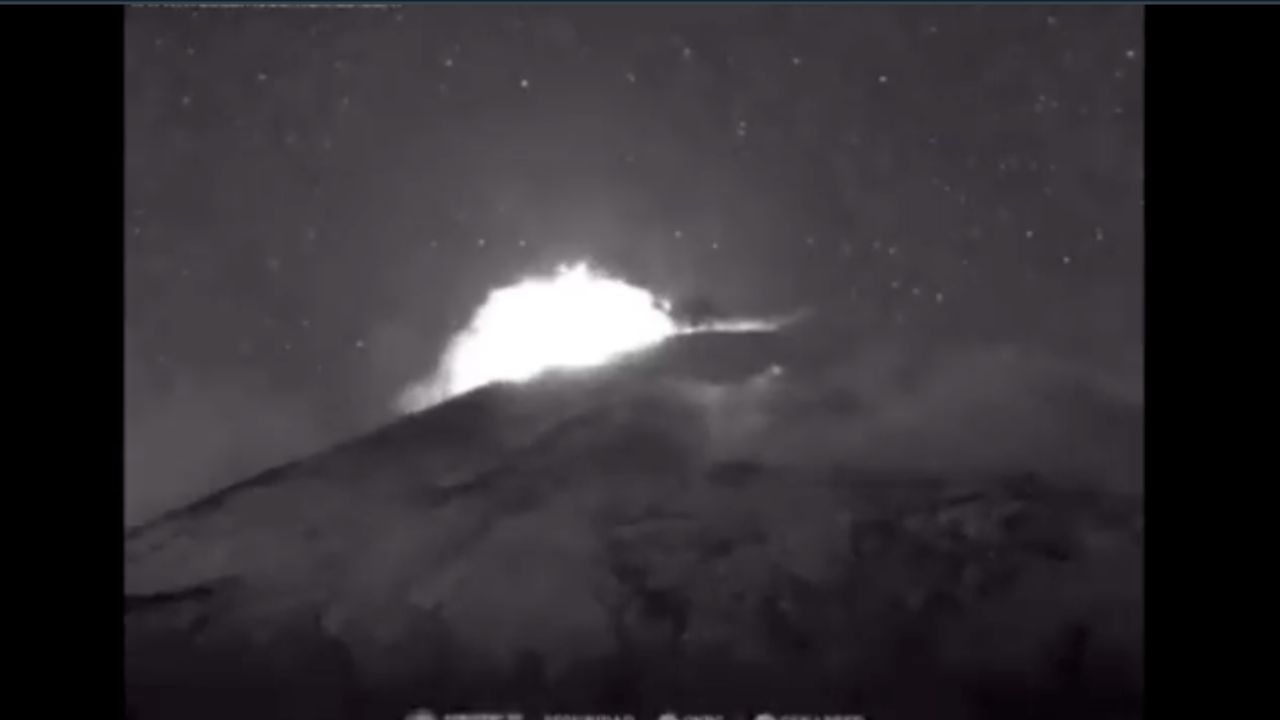 Volcán Popocatépetl registra dos explosiones y emisiones de ceniza