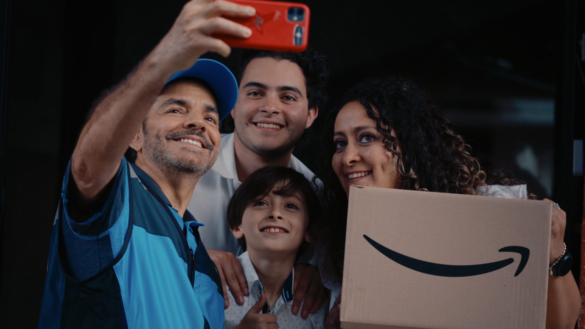 Amazon México y Eugenio Derbez realizan entregas especiales a miembros de Amazon Prime durante Prime Day