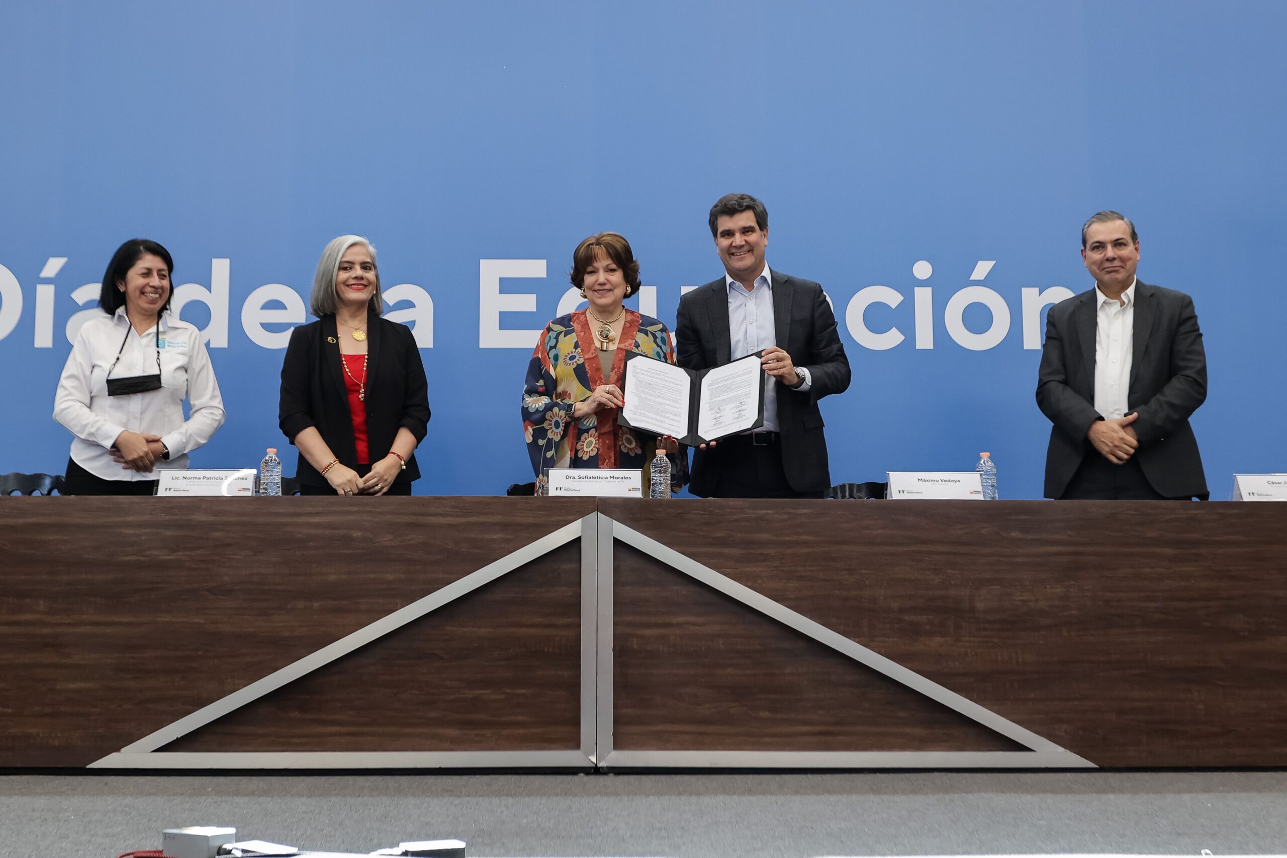 Ternium otorga 911 becas a estudiantes de 15 instituciones del país