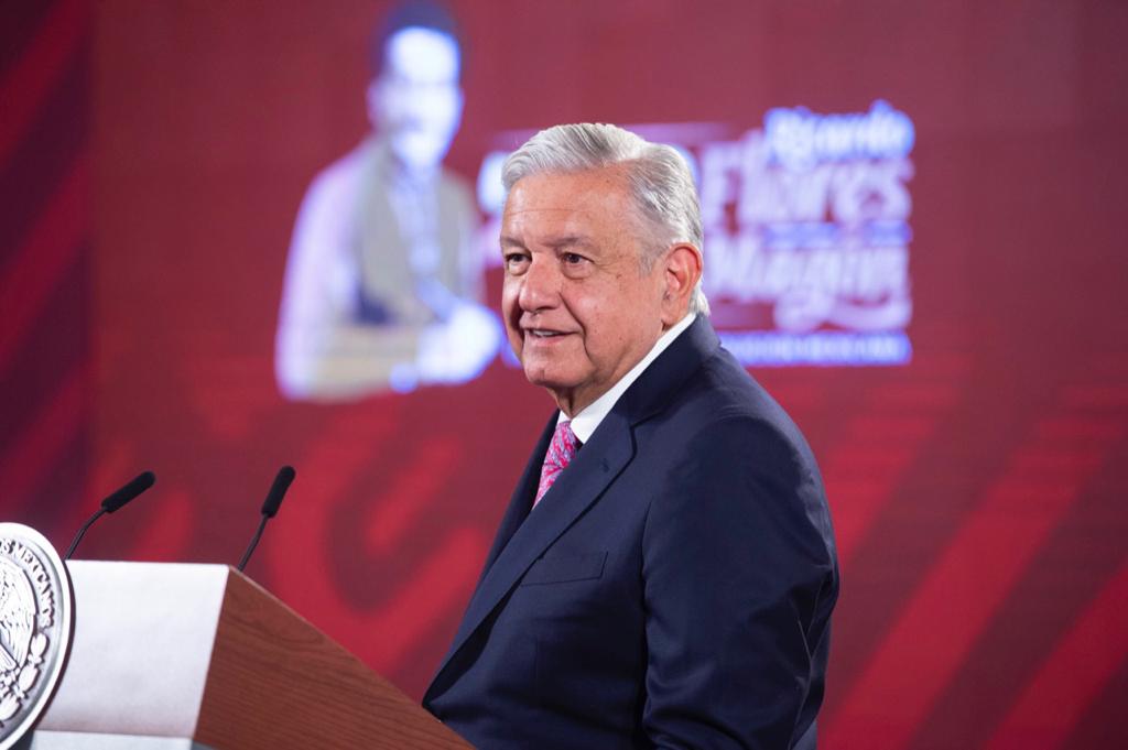 AMLO felicita a los papás en su día