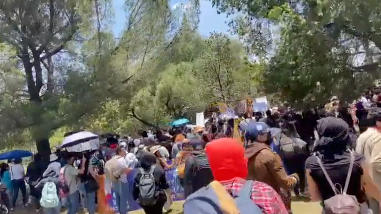 Estudiantes de la FAD de la UNAM marchan hacia rectoría