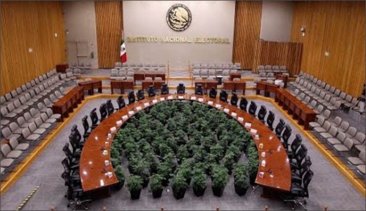 AMLO confirma encuentro con consejeros del INE mañana martes