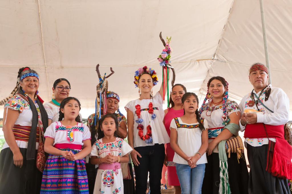 Claudia Sheinbaum recibe ‘bastón de mando’ de Pueblos Indígenas