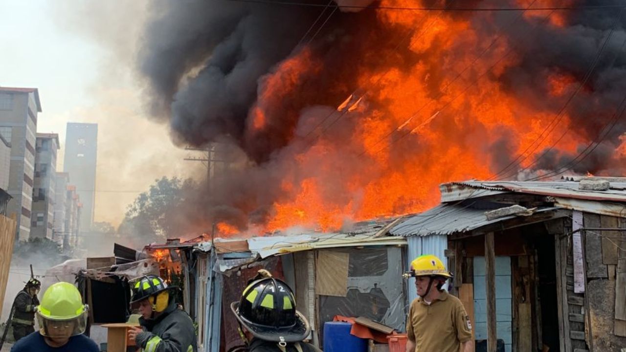 Fuerte incendio consume casas de cartón en la Cuauhtémoc