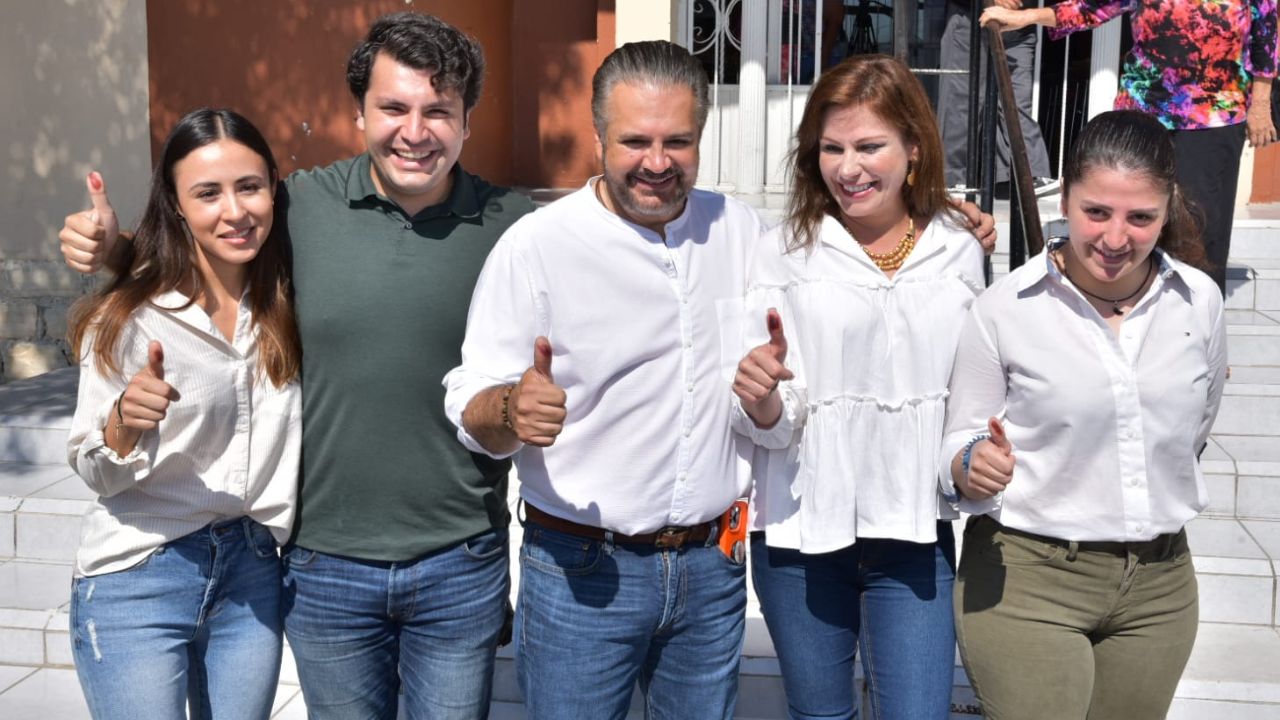Junto a su familia, Lenin Pérez emite su voto en Ciudad Acuña