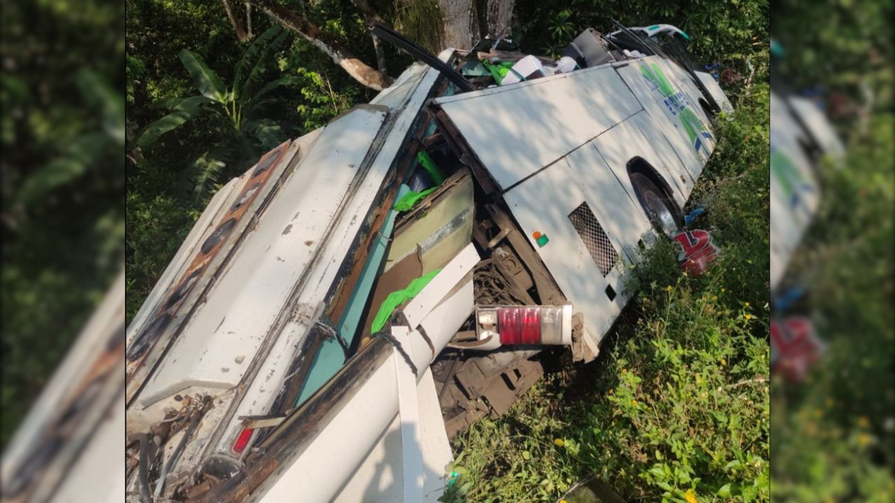 Reportan 16 lesionados tras volcadura de autobús en Catemaco, Veracruz