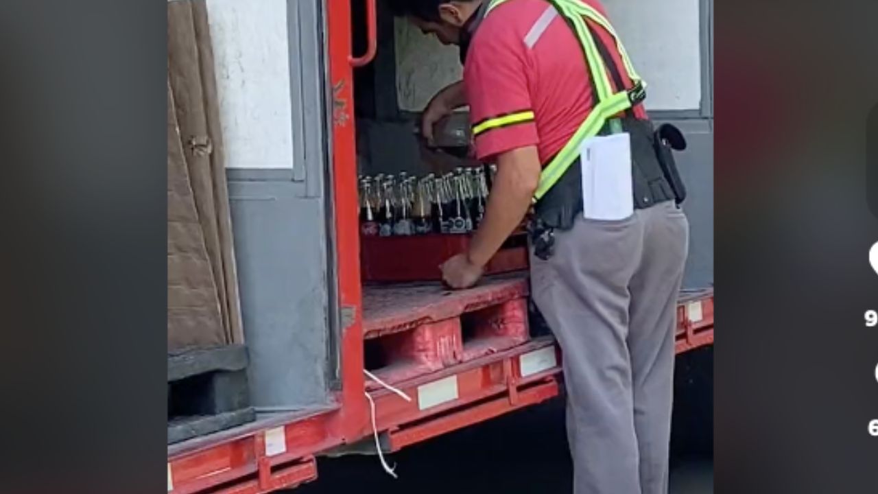 Despiden a empleado de Coca-Cola que rellenaba envases de vidrio