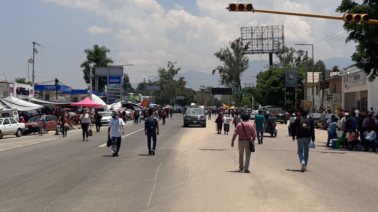 Persisten bloqueos en vías de transporte de Oaxaca por maestros de la CNTE