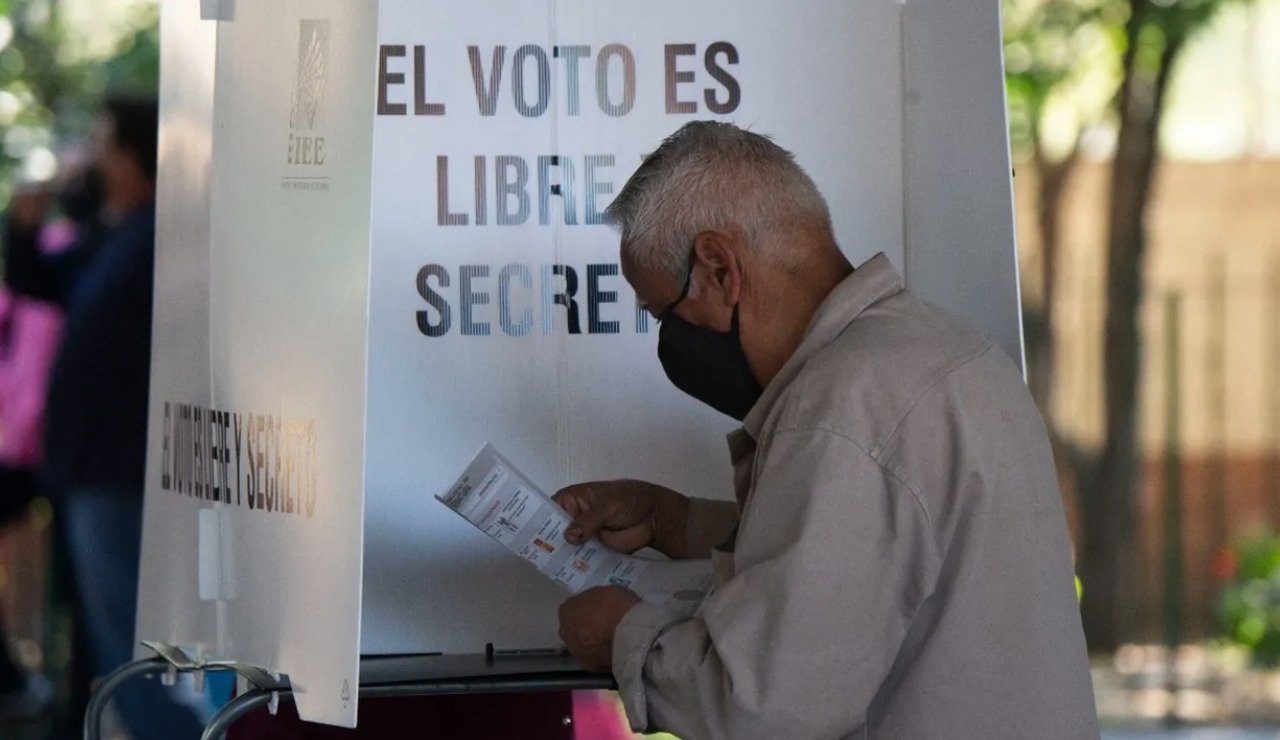 AMLO pide “mandar al carajo” a quienes busquen comprar votos