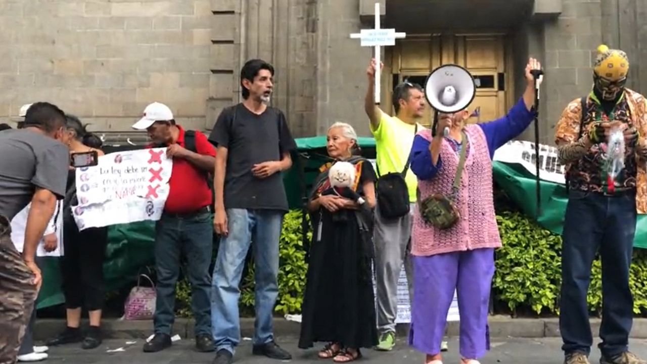 Protestan y reinstalan cruces frente a la SCJN por las víctimas de la Guardería ABC