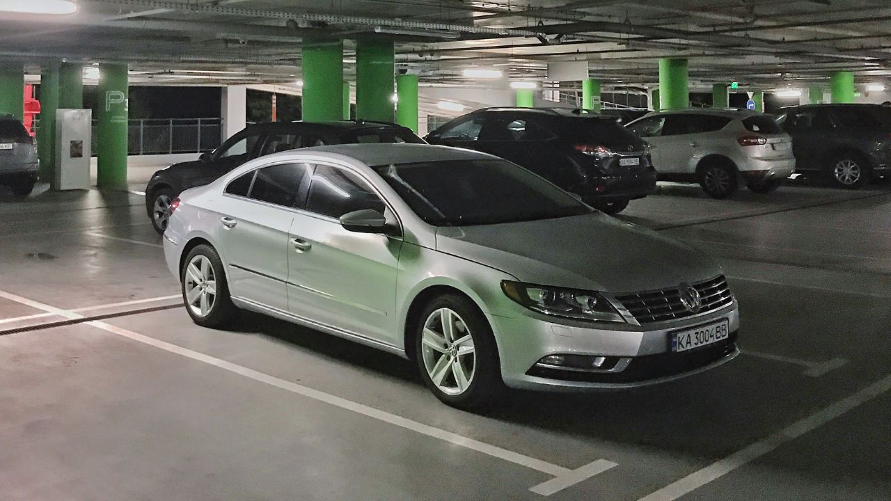 Hallan persona sin vida en estacionamiento de edificio en la Benito Juárez