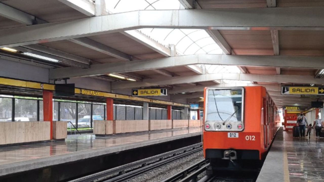 Estudiante baja a vías del Metro CDMX, tren la embiste y se salva