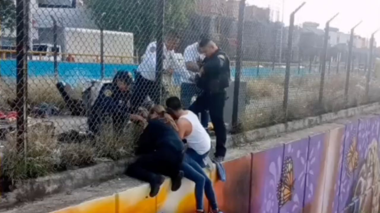 Policías evitan suicidio de mujer en puente de Circuito Interior