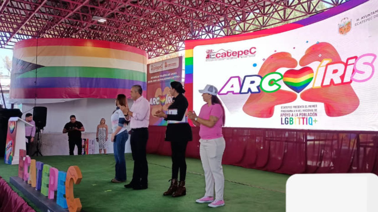 Entregan Tarjeta Arcoíris a integrantes de comunidad LGBT+ de Ecatepec