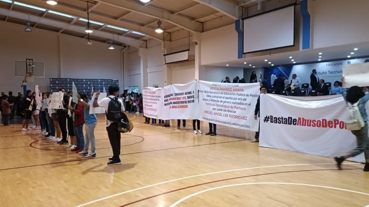 Estudiantes exhiben a director de Tecnológico de Pachuca por acoso