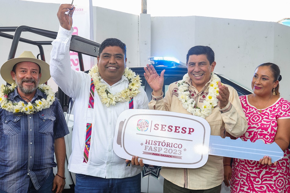 Anuncia Gobierno de Oaxaca construcción de caminos y recuperación del Centro de Salud en Acatlán de Pérez Figueroa