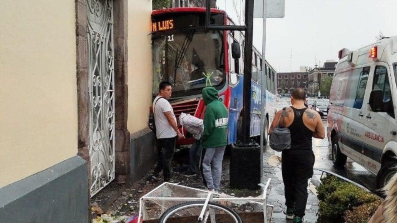 Camión choca contra museo en Toluca, Estado de México