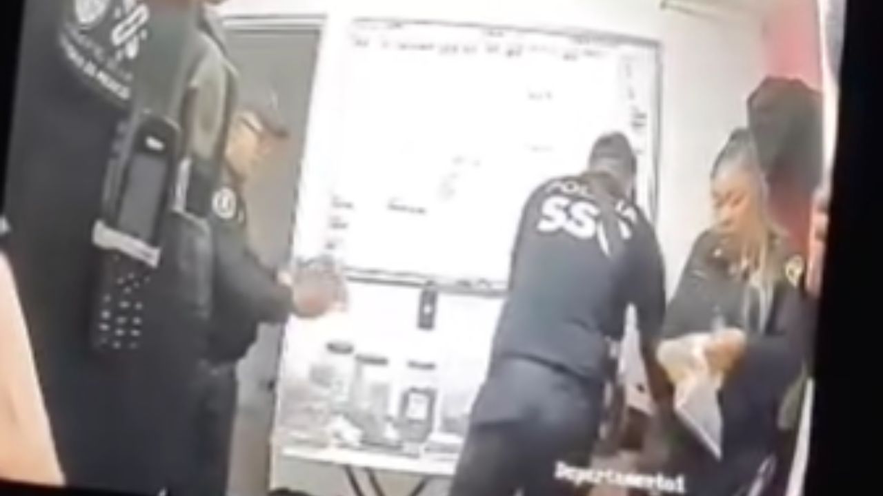 Captan a policías de la CDMX plantando droga; SSC los suspende
