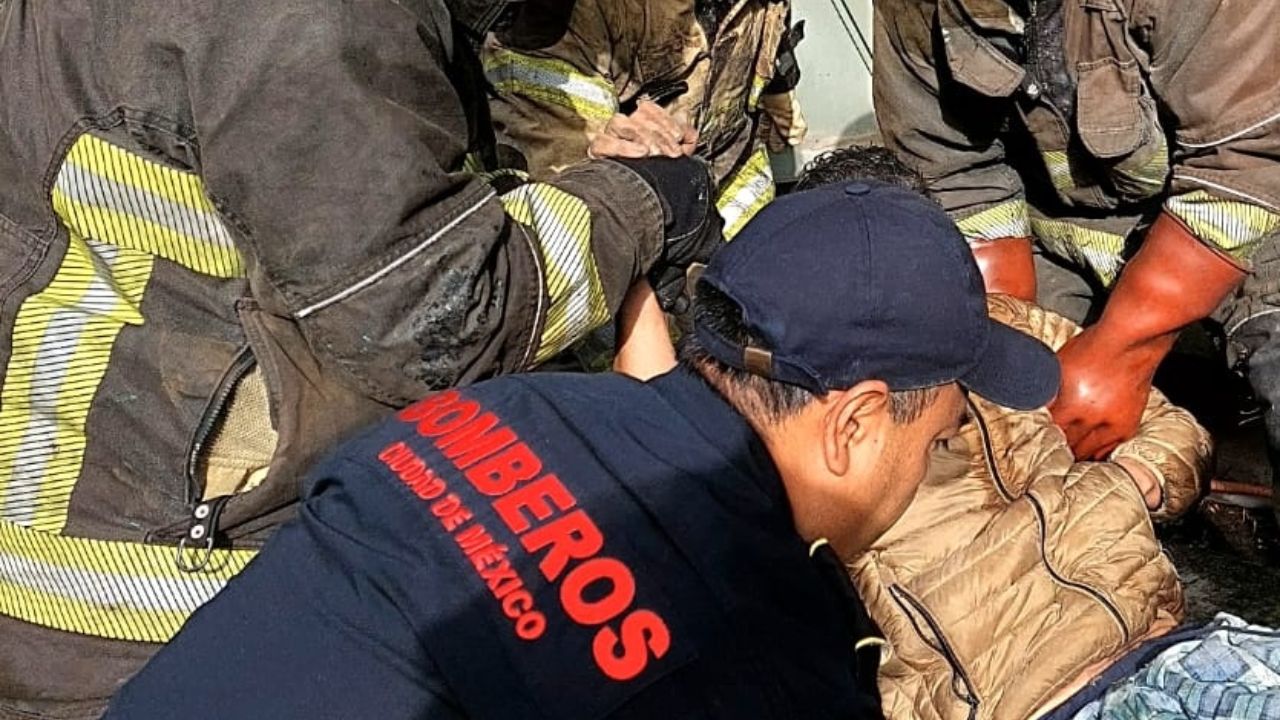 Rescatan a hombre que cayó en subestación eléctrica en alcaldía Benito Juárez