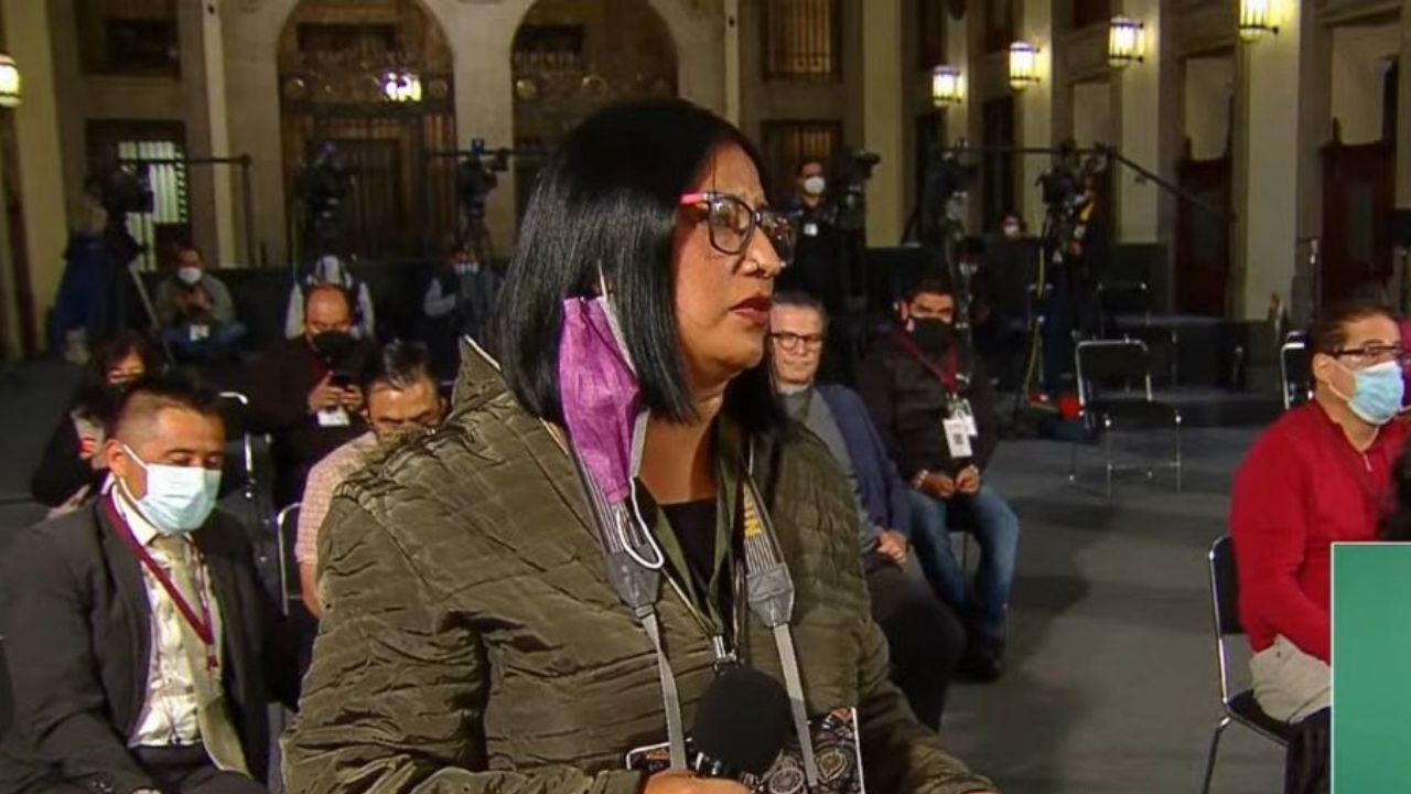 Tras ataque contra la periodista María Luisa Estrada, policías le sugieren “ya bájale mija”