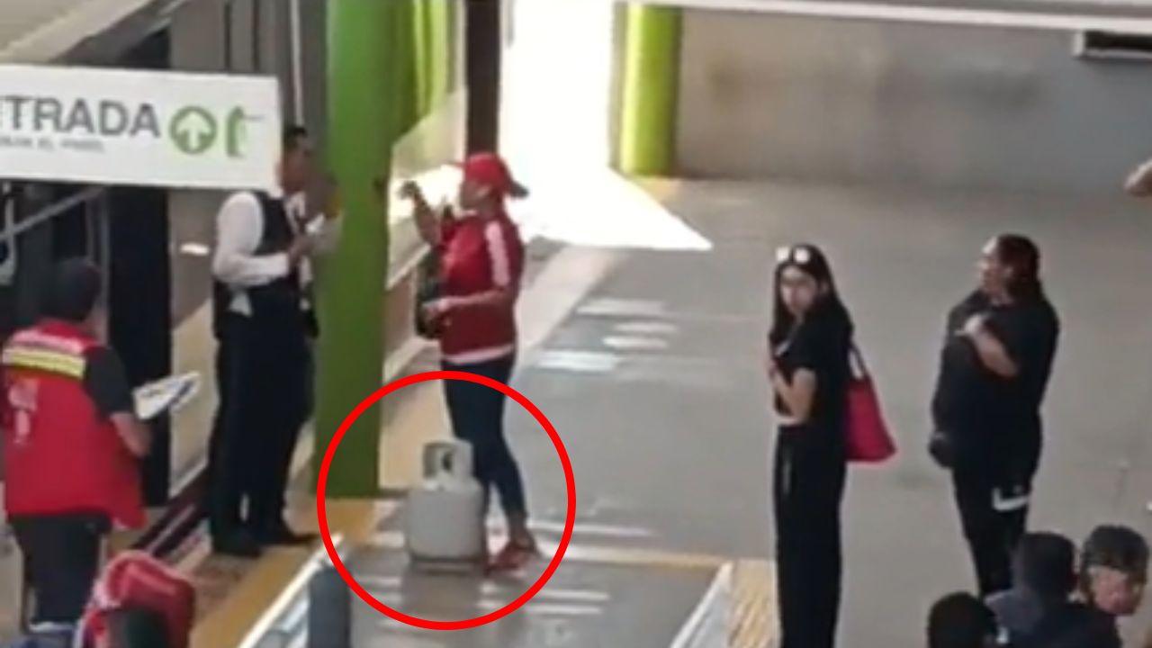 Mujer intenta ingresar con un tanque de gas al Mexibús