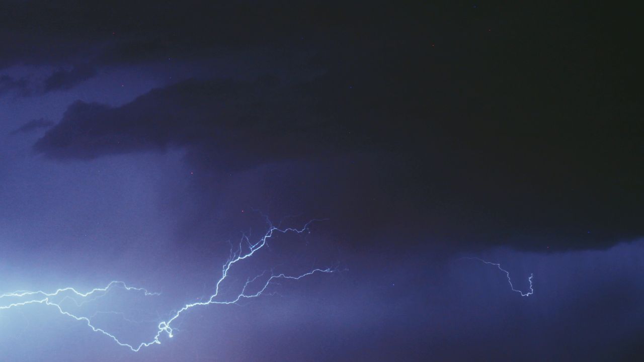 Mueren dos jóvenes por caída de rayo durante partido de futbol en Tabasco