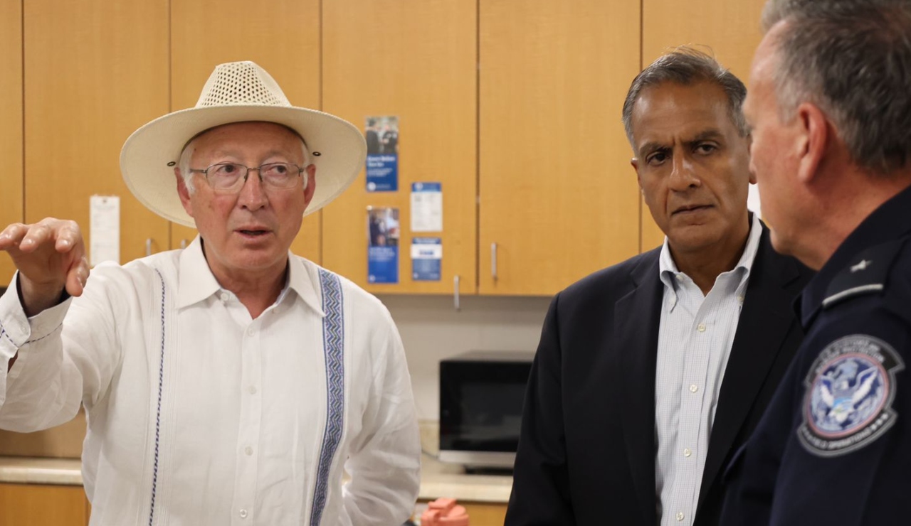 “Es una ofensa”, dice embajador de EUA, Ken Salazar sobre muro flotante