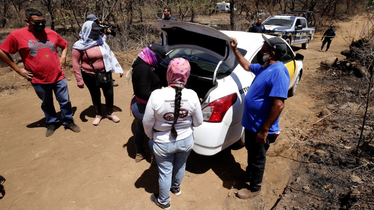 Madres buscadoras hallan más de 20 cuerpos en fosas clandestinas en Jalisco