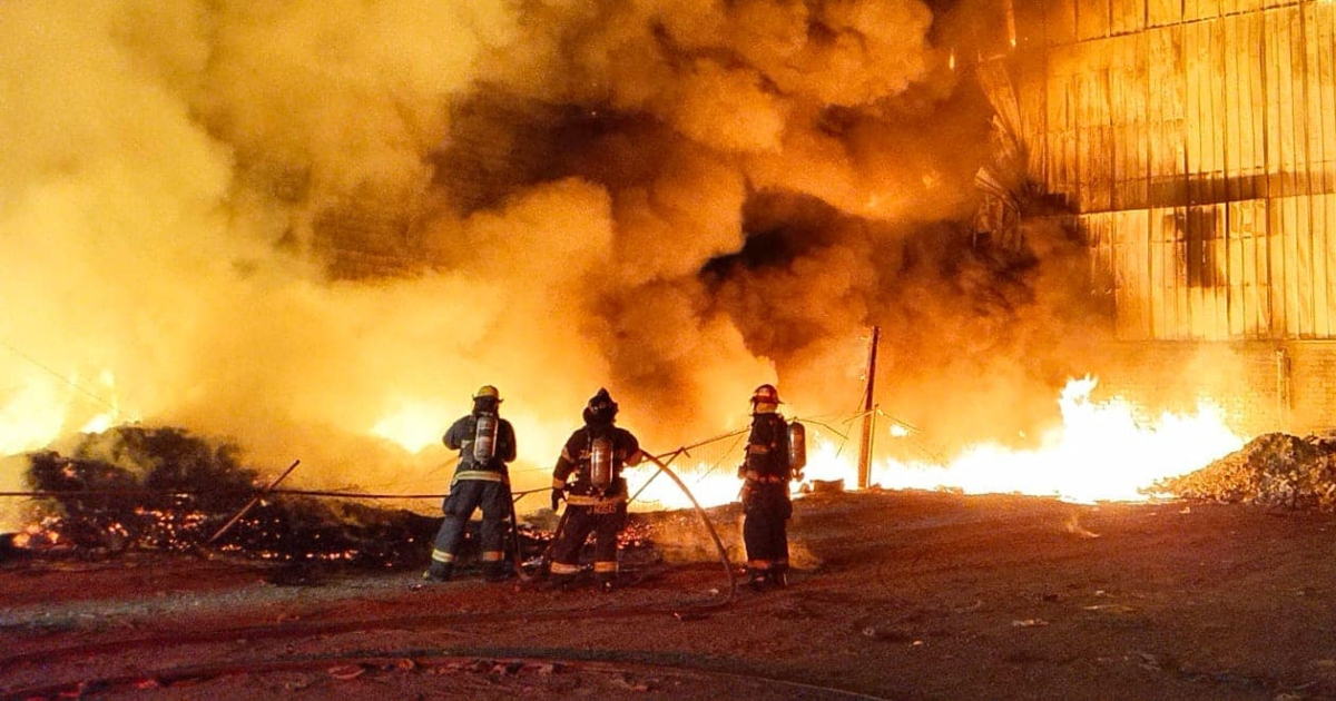 Se incendia bodega cerca del Mercado de Abastos de Guadalajara