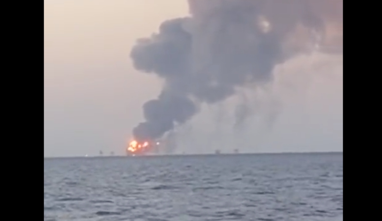 Se incendia plataforma petrolera en Campeche; entre 3 y 4 desaparecidos: AMLO