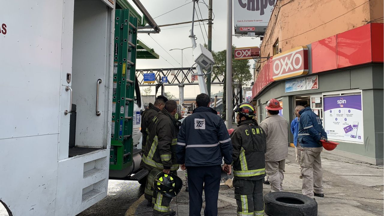 Tráiler impacta poste del C5, conductor se da a la fuga y lo detienen en Venustiano Carranza