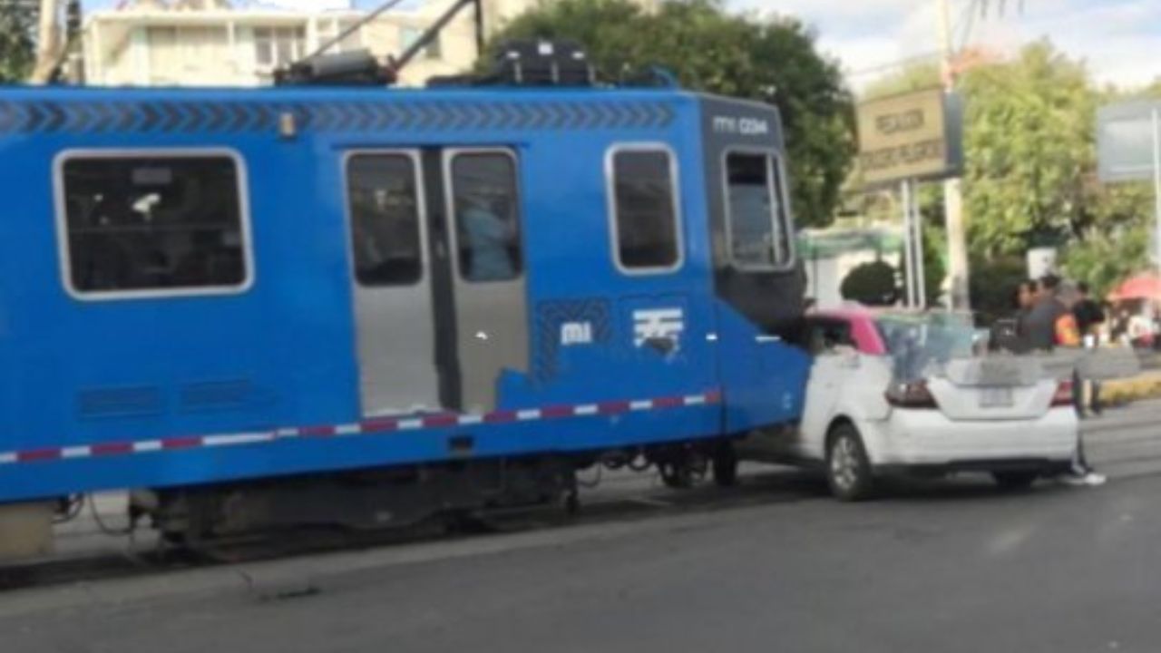 Tren Ligero y taxi chocan en Avenida México