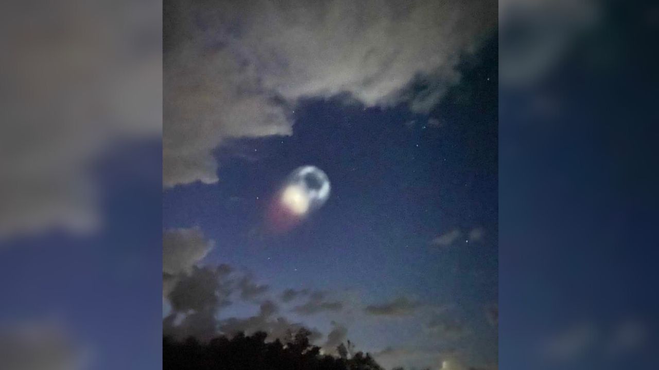 Misterioso resplandor ilumina el cielo regiomontano