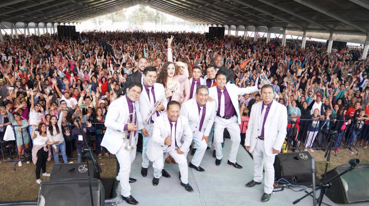 Abre pista Clara Brugada en el baile para celebrar el Día del los Abuelos en Iztapalapa